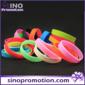 Cheap Custom Fashion Silicone Pulsera con Venta al por mayor de China